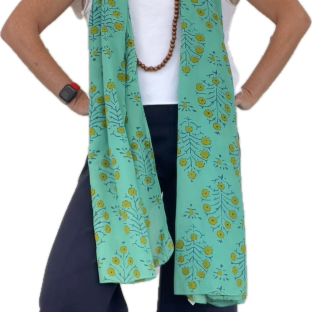 GAP Green and Yellow Leaf Pattern Scarf - Picture 2 of 10